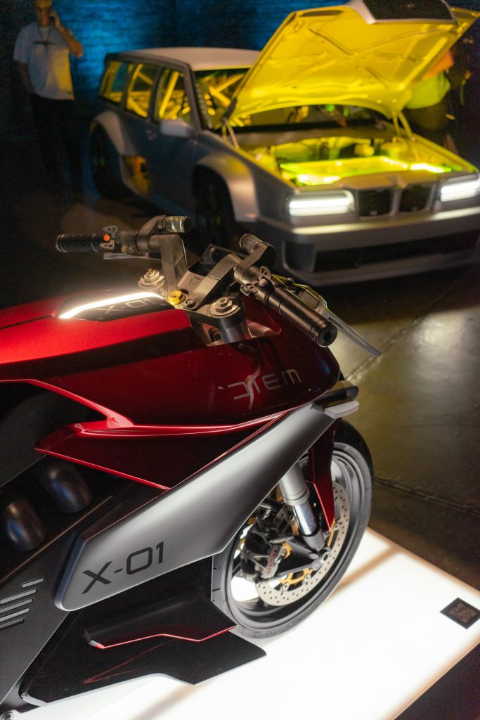 Bereits zum dritten Mal fand das erste und einzige Festival für Elektromotorräder statt, im Napoleon-Komplex Berlin. Die Veranstaltung hat sich mittlerweile weit über die Grenzen der Szene hinaus als Plattform für Innovation, Design und Austausch etabliert.